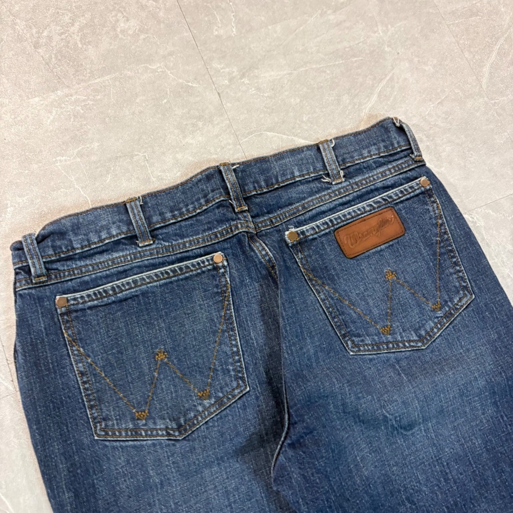 Wrangler Retro Relaxed Boot Jeans Mens 36x30 Blue Denim 10WRT20JH Medium Wash - Picture 2 of 7